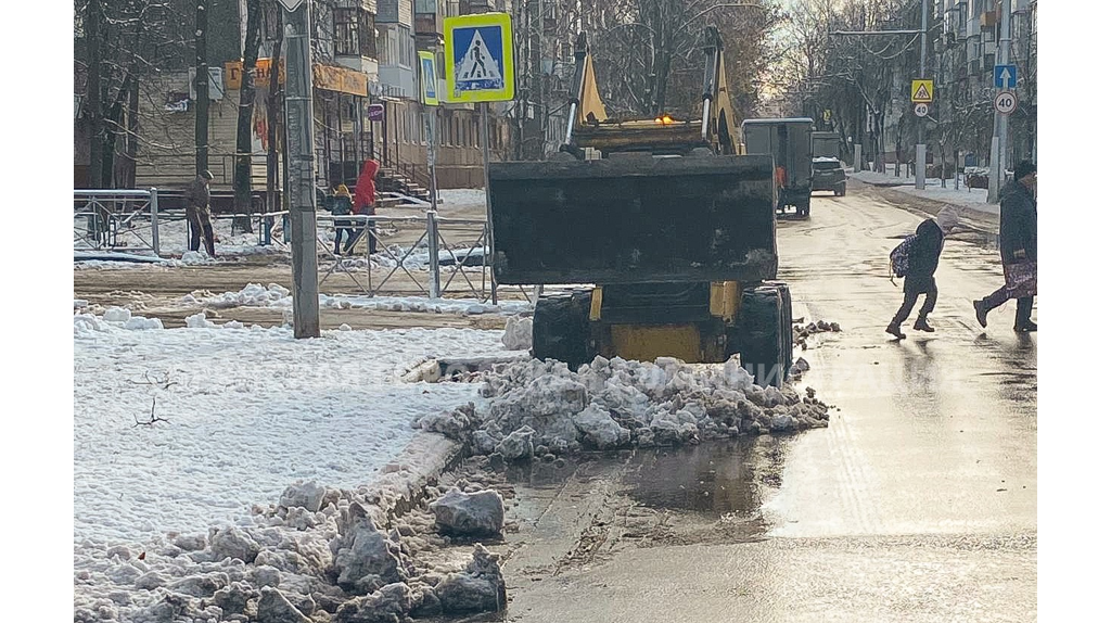 С утра снег с улиц Брянска вывозят 12 самосвалов