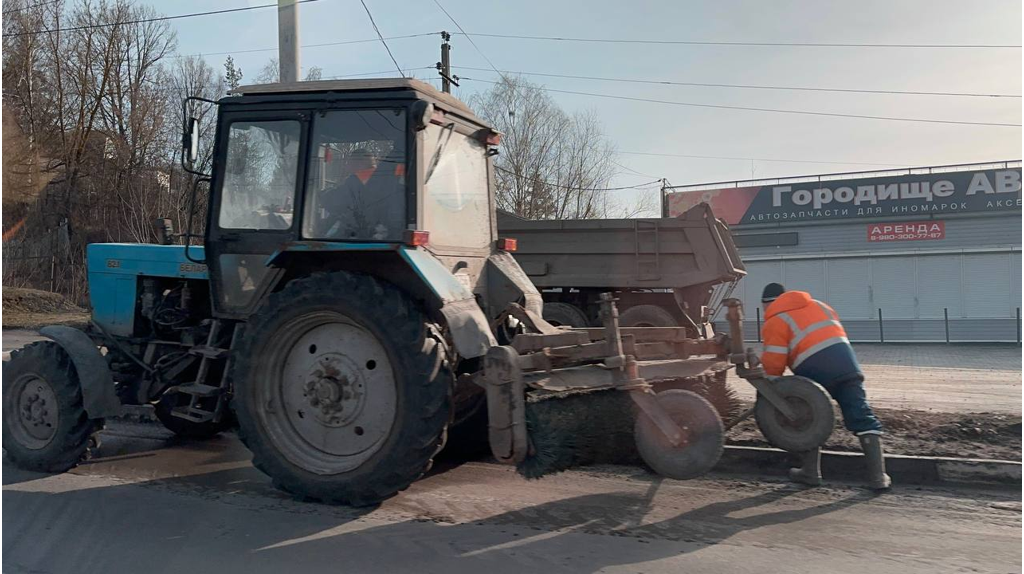 В Брянске началась косметическая уборка магистралей