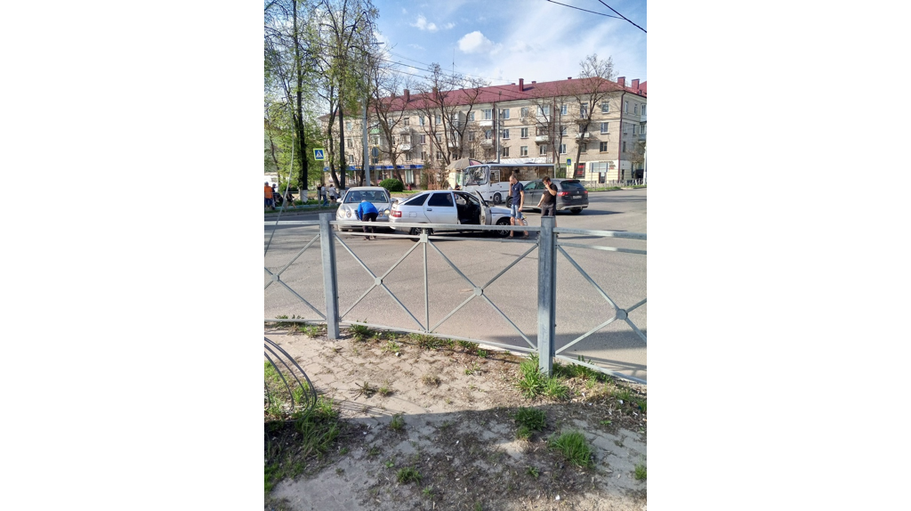 В центре Бежицы не поделили дорогу две легковушки