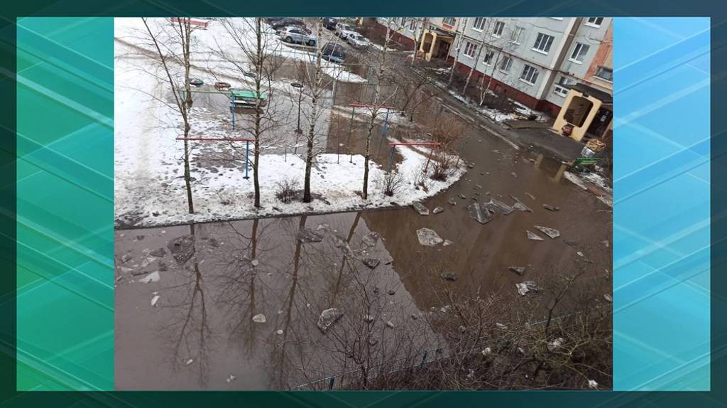 В Брянске утонул двор на улице Есенина