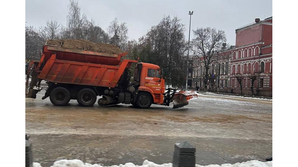 В Клинцах сотрудники МУП «Торговые ряды» вышли на борьбу с гололедом