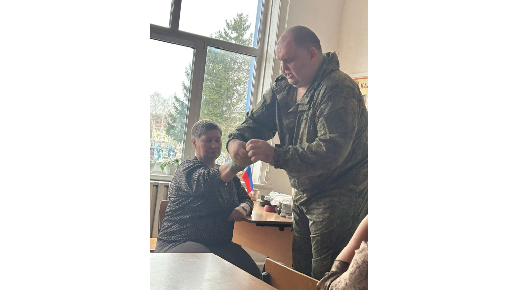 Погарские школьники встретились с военным медиком Павлом Лобоцким