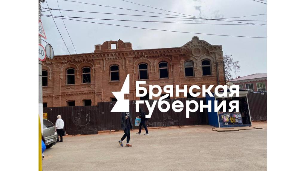 Краснокирпичное здание канатной фабрики в Брянске очистили с помощью песка от грязи