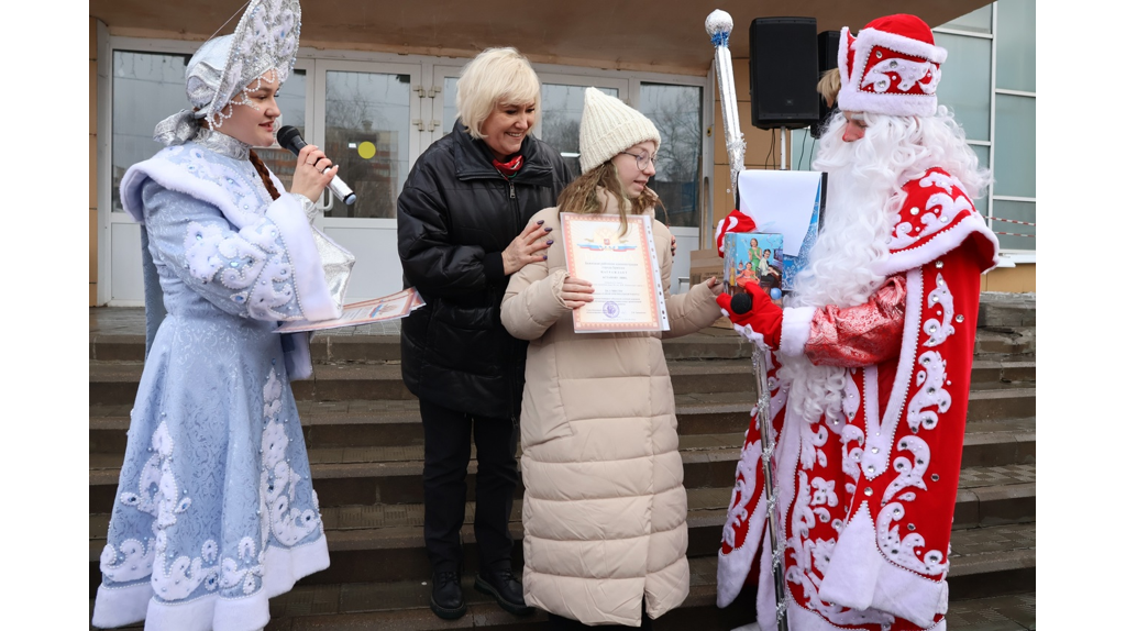 В Бежицком районе Брянска зажглись огни на новогодней елке