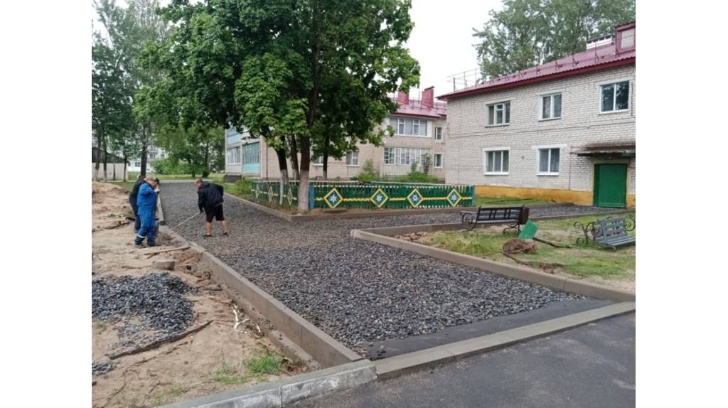 В поселке Чемерна Клинцовского района благоустраивают двор двухэтажки