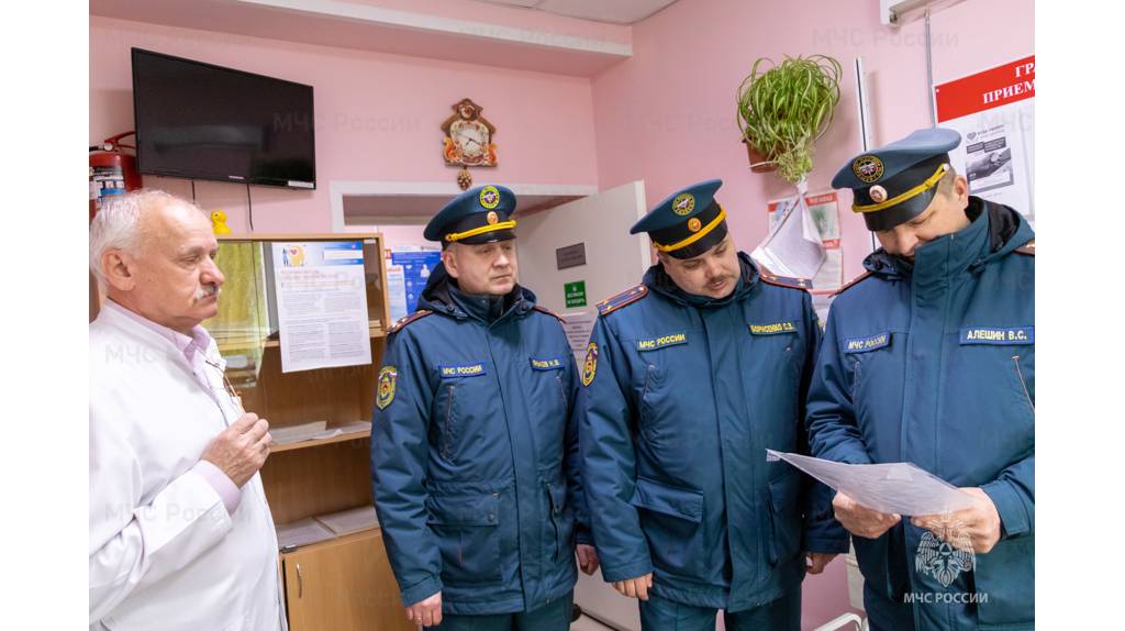 В Брянске пожарные отработали навыки тушения пожара в детской поликлинике
