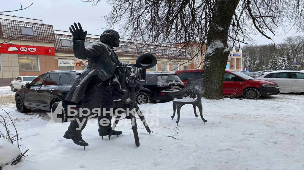 Памятник фотографу «Птичка» в Брянске стал местом паломничества горожан и туристов 