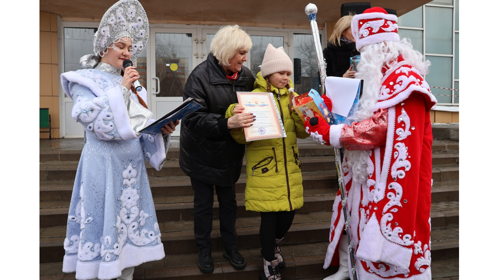 В Бежицком районе Брянска зажглись огни на новогодней елке