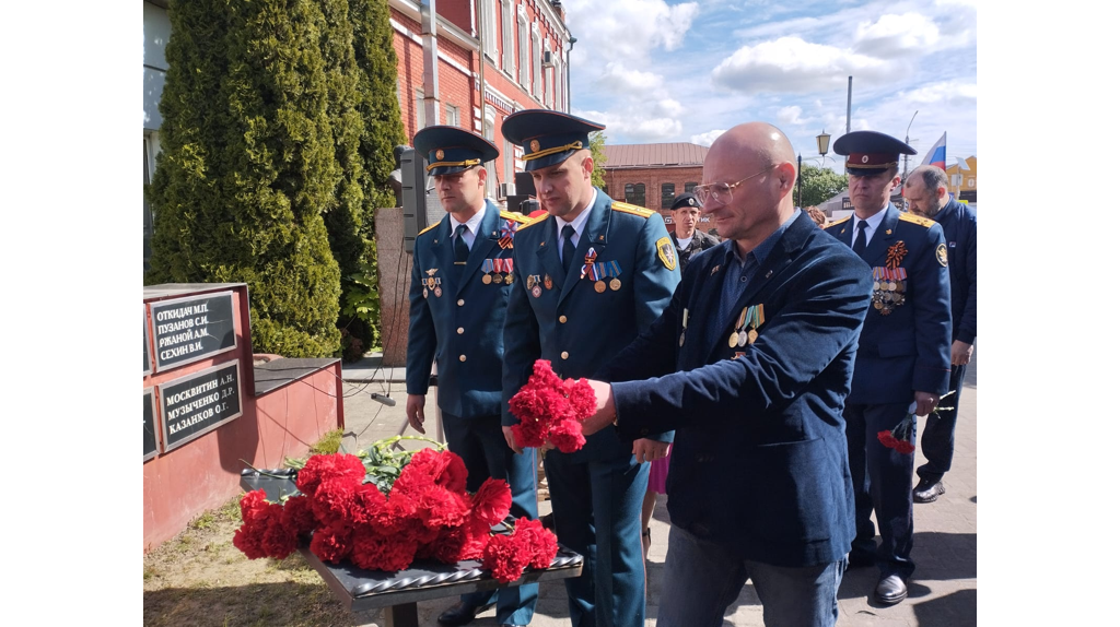В Новозыбкове 9 мая открыли мемориальную доску ветеранам