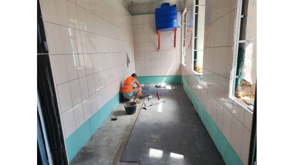 Специалисты из Брянской области ремонтируют школы в подшефной Брянке