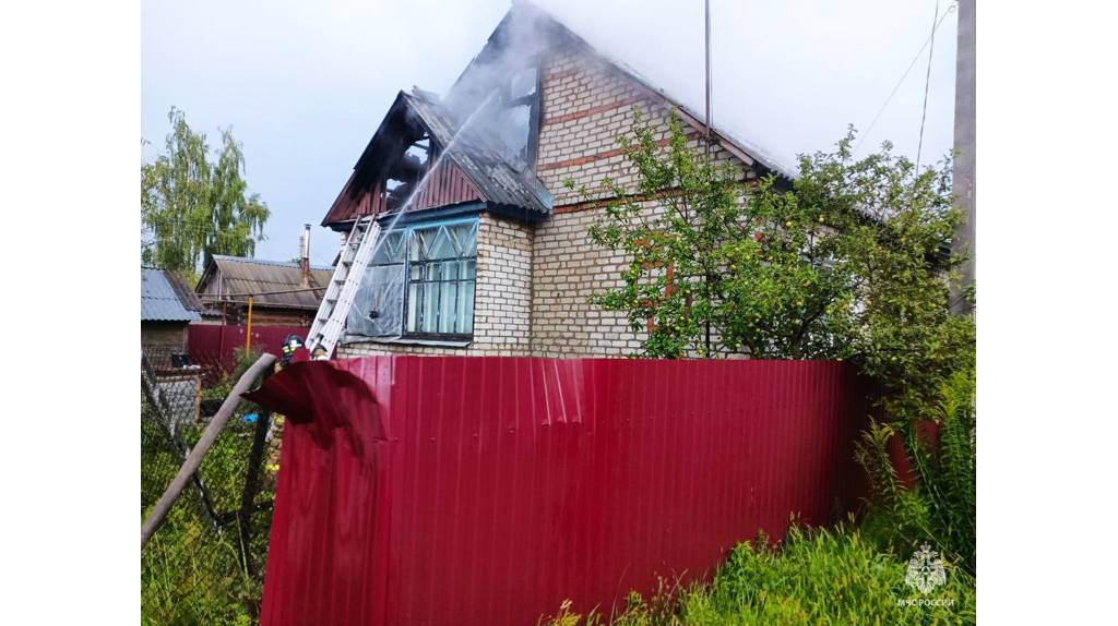 В Клинцах удар молнии стал причиной пожара в доме
