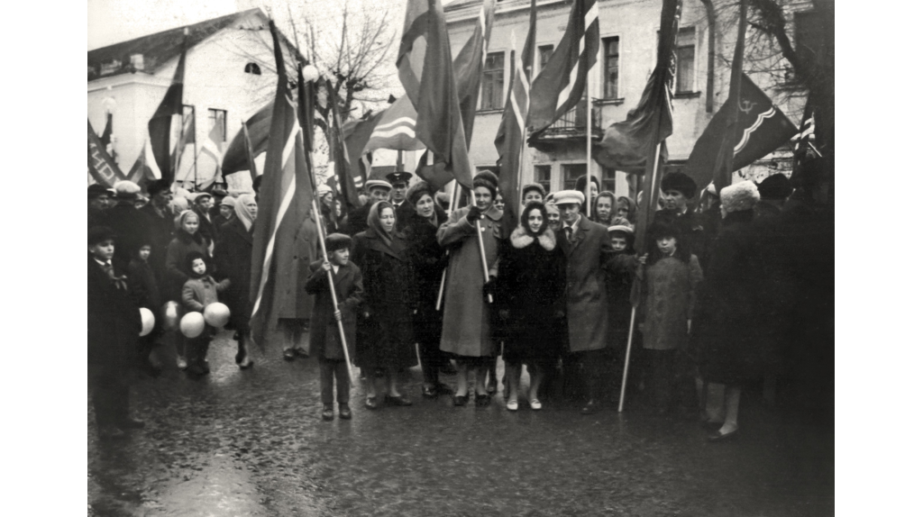 В соцсетях опубликовали кадры митинга на 7 ноября в Брянске 50-летней давности