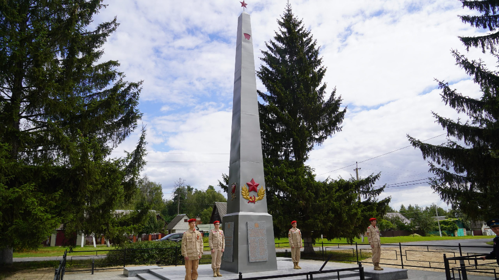 В поселке Локоть отреставрирован памятник комсомольцам и подпольщикам