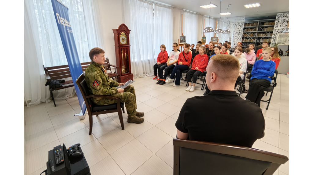 Брянский офицер СОБР «Партизан» провел круглый стол со школьниками