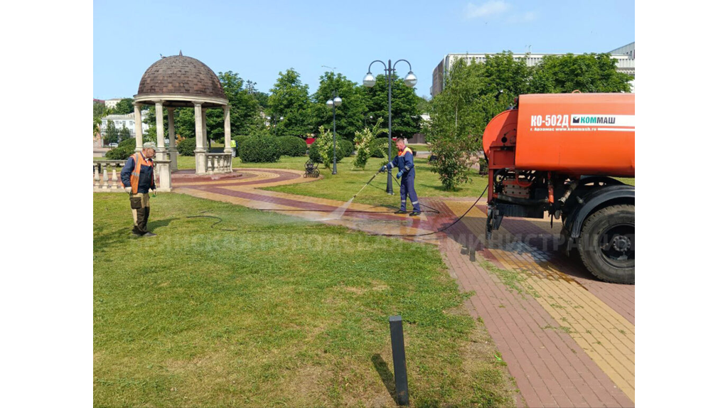 Дорожники перед праздниками навели порядок на набережной Брянска