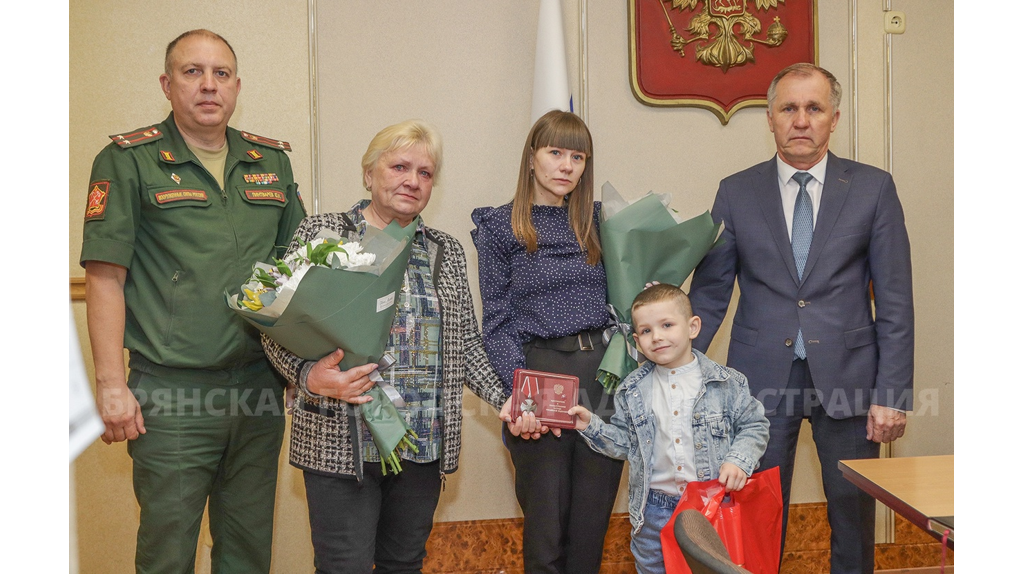 В Брянске ордена Мужества вручили семьям двух погибших участников СВО