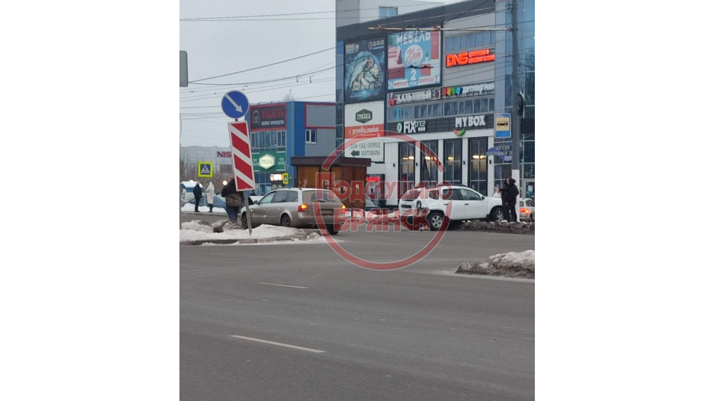 В Брянске на проспекте Станке Димитрова возле ТЦ «Океан» столкнулись две легковушки