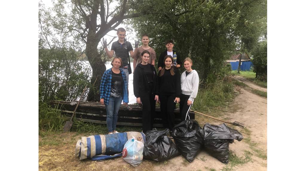 В Севске очистили от мусора прибрежную территорию озера