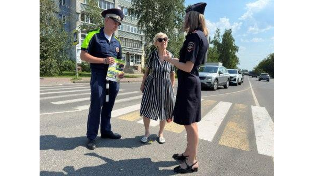 В Брянске на аварийном переходе пешеходам напомнили о ПДД