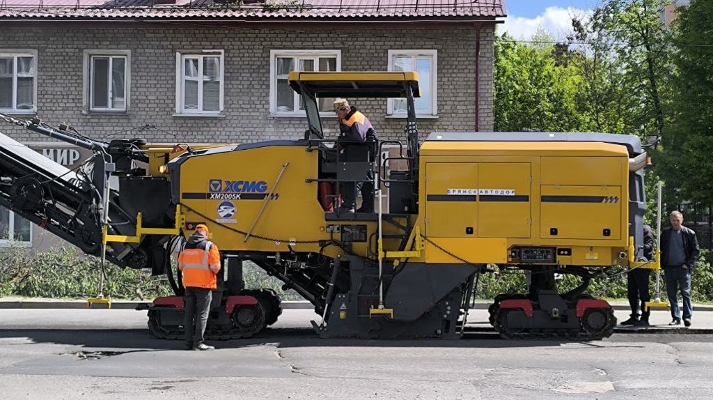 На улице Менжинского в Брянске срезают старый асфальт