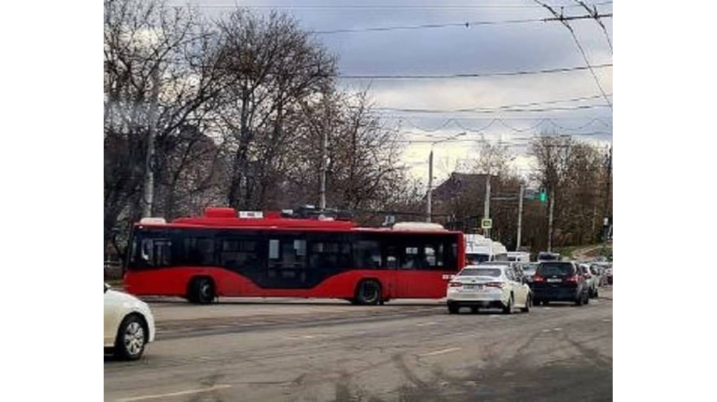 На Городищенской горке в Брянске развернуло троллейбус «Адмирал»