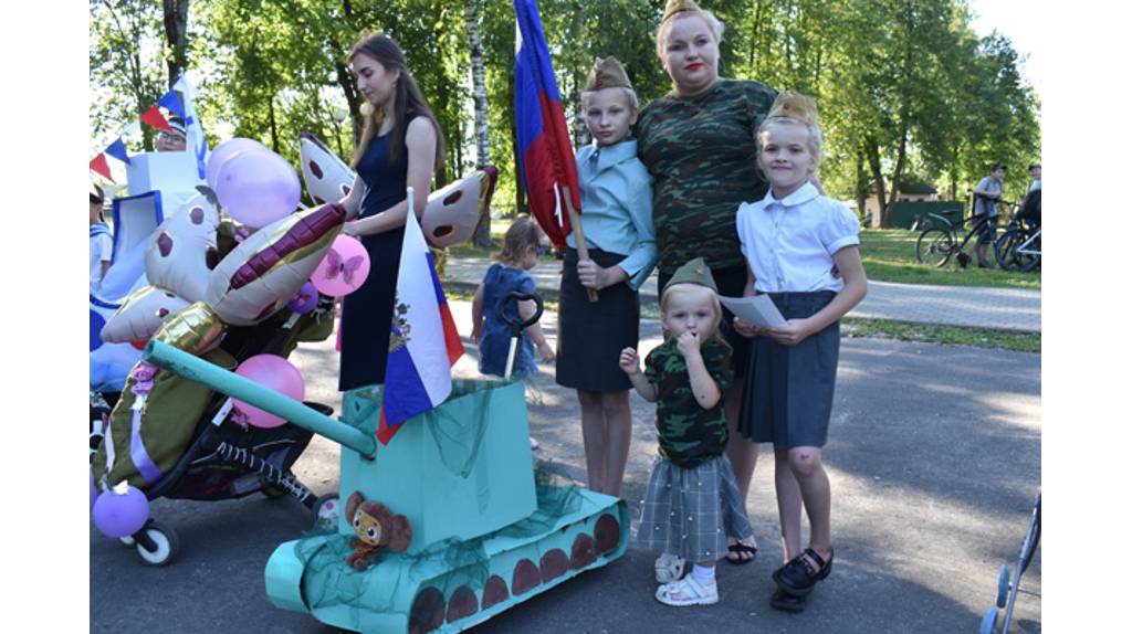 От танка до корабля: в брянском райцентре Клетня провели парад колясок