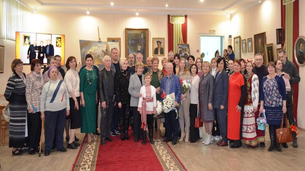 В Брянске открылась выставка живописи «Палитра семьи Решетневых»