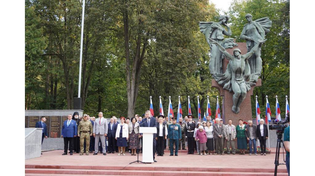 Губернатор Богомаз поблагодарил строителей за ремонт Воинского мемориала в Бежице