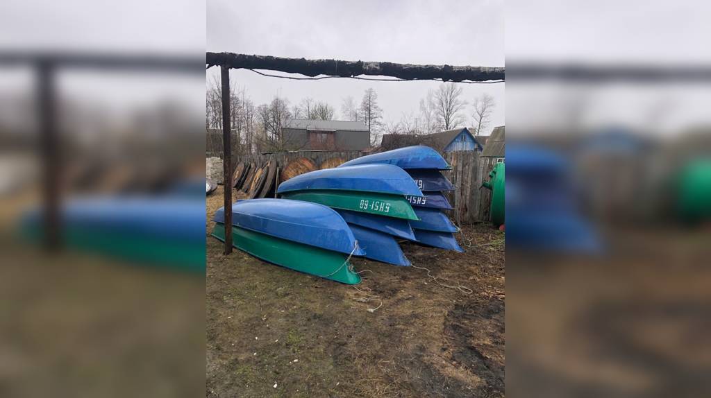 В Радицу-Крыловку завезли 11 лодок для перемещения жителей во время половодья