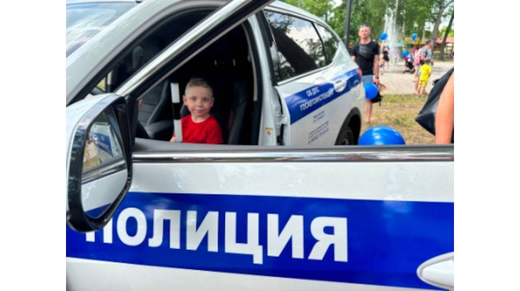 В Майском парке Брянска полицейские и пожарные устроили для детворы аттракцион