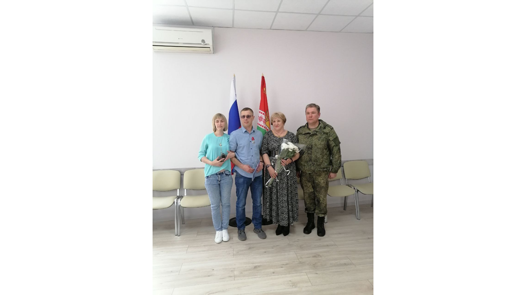 В Клинцовском районе герою СВО Дмитрию Романишко торжественно вручили орден Мужества