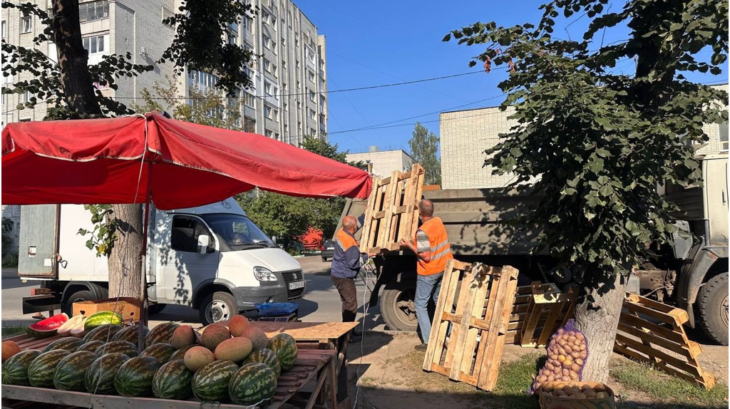 В Брянске снесли незаконные торговые прилавки и стеллажи